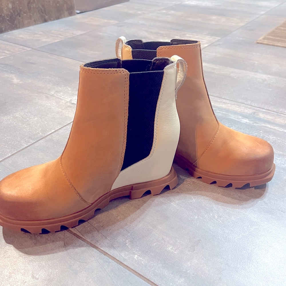 Joan of Artic Sorel Leather Wedge